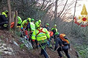 Novantenne scivola nei boschi, salvata al tramonto: paura per una coppia a Masera