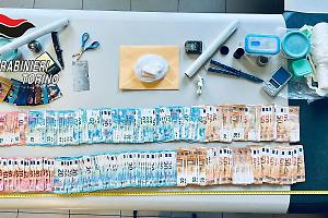 Il fiuto del cane smaschera lo spaccio: droga e migliaia di euro in casa, scattano tre arresti in Val di Susa