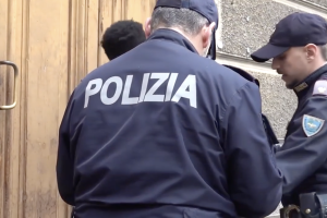 Torino, Barriera Milano sotto assedio: blitz della polizia tra droga, rapine e degrado (VIDEO)