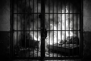 Fiamme in carcere a Novara, agenti feriti: detenuto appicca incendio in cella