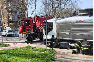 Voragine improvvisa in strada: cisterna sprofonda nell’asfalto a Torino