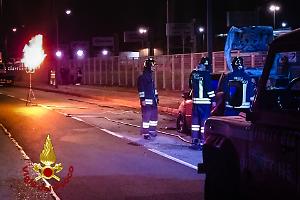 Fiamme e paura a Torino: auto a gpl prende fuoco, scatta l’intervento speciale
