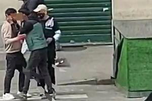 Rissa in corso Giulio Cesare: scontro in strada tra gruppi sotto gli occhi dei passanti (FOTO&VIDEO)