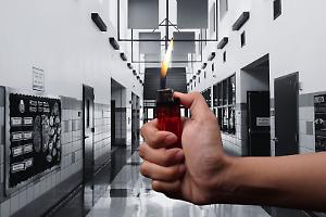 Bocciato a scuola tenta di incendiare l’auto della prof: studente indagato con un complice