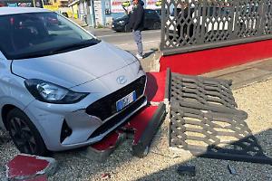 Auto sfonda il cancello dell’ex fabbrica Alpin: paura a Nichelino