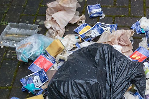 Rifiuti abbandonati? Scoperti i colpevoli dietro il cimitero di Leini