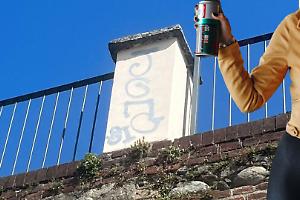 Nuovo sfregio in centro a Castellamonte: dopo la stazione imbrattato Palazzo Botton