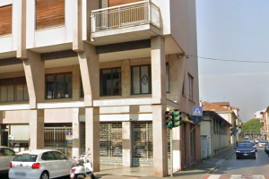 Cornicione crolla in centro a Chivasso: frammenti sulle auto, marciapiede transennato