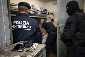 Cellulari in cella, la rete della droga passa dal carcere: blitz a Saluzzo