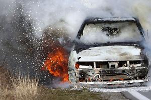 Cadavere in un’auto bruciata: giallo nelle campagne in località San Benigno