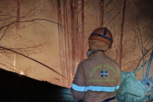 Fiamme fuori controllo sopra Cumiana: notte infernale tra vento e boschi in fiamme (FOTO)