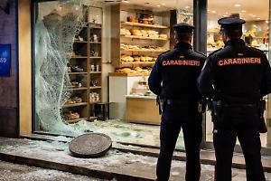 Chivasso, spaccata nella notte: tombino contro la vetrina della nota panetteria