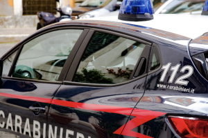 Scene surreali a Chivasso: donna corre nuda in strada e viene fermata dai carabinieri