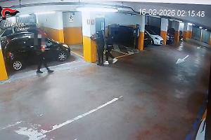 Vandalismi nel parcheggio di Rivoli: estintori usati per imbrattare auto (VIDEO&FOTO)