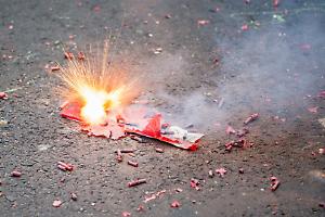 Festa trasformata in tragedia: tifoso perde tre dita per un petardo fuori dal Pala Ruffini prima della finale di volley