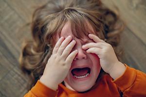 Violenza in famiglia, due casi in poche ore: aggressioni davanti ai figli e coltelli tra le mura di casa