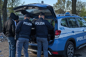 Maxi controlli a Torino contro spaccio e degrado: 574 persone identificate, 5 arresti e 72 denunce