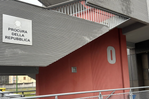 Al culmine di una lite, dà una testata alla vicina di casa di appena 20 anni: a Ivrea il Processo