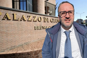 Omicidio di San Carlo: la vedova dell'imprenditore ucciso lancia palle da biliardo contro gli imputati e gli agenti