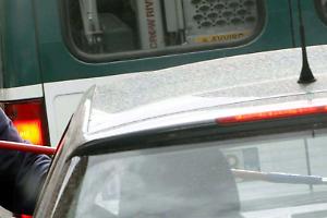 Lavavetri chiede i soldi al semaforo, l'automobilista non glieli dà: si sfoga prendendo a calci e pugni l'automobile