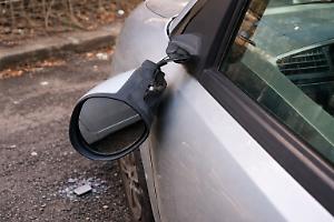 «Mi ha rotto lo specchietto»: la truffa torna a colpire, automobilisti nel mirino