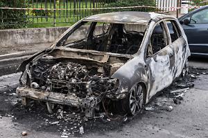 Auto in fiamme nella notte: paura a Torino, ora si teme un piromane