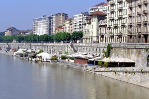 Si lascia cadere nel Po ai Murazzi: muore un 88enne a Torino