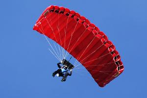 Parapendista precipita nel Canavese: soccorso d’urgenza e trasporto in ospedale