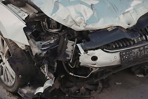 Schianto violento a Biella: due automobilisti incastrati nelle lamiere