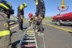 Auto sfonda la recinzione e precipita nel Sangone: paura a Beinasco