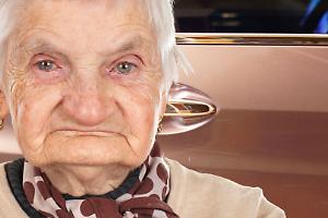 Finta strisciata all’auto per truffare un’anziana: la nonnina non ci casca e il raggiro fallisce