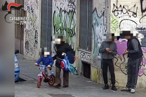 Droga a pochi passi dalla Mole e dalle scuole: blitz dei carabinieri nel quartiere Santa Giulia (FOTO&VIDEO)