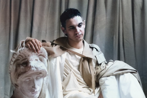 Cosmo festeggia i 10 anni de “L’ultima festa” e annuncia il nuovo album: “Un disco diverso, ma familiare”