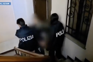 «Ci servono i suoi gioielli»: il trucco del “finto poliziotto”. Ma stavolta scatta la trappola (VIDEO)