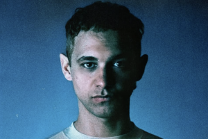 Cosmo cambia pelle: meno dance e più anima nel nuovo album “La Fonte”