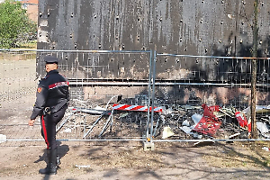 Incendio in via Artom a Torino: arrestata una 24enne. Dava fuoco ai rifiuti per riscaldarsi