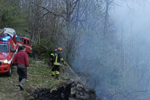 Ancora fuoco nel Canavese: incendio domato a Sparone dai Vigili del Fuoco