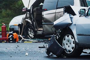 Schianto sulla provinciale 222: auto finisce sotto un camion, ferito un anziano