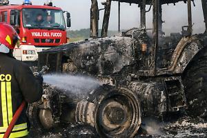 Trattore in fiamme a San Giorgio Canavese: mezzo distrutto