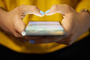 Foto intime rubate e diffuse: 15enne tradita e umiliata, indagati otto studenti