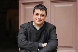 Raccolta firme per don Mario: la comunità si mobilita davanti all’abbazia. "Non è una notizia da vendere. È il nostro parroco!"