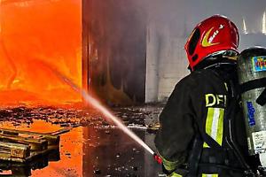 Maxi incendio nel Torinese, domani scuola chiusa