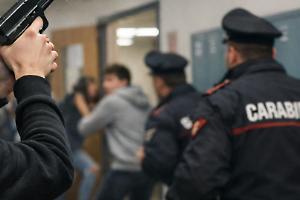 Paura in una scuola del Chivassese: studente spara con una pistola in corridoio