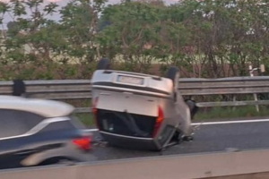 Auto si ribalta sul raccordo Torino-Caselle: traffico in tilt all’alba