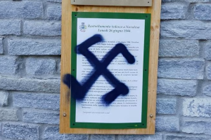 Sfregio alla memoria della Resistenza: svastica su una targa a Novalesa