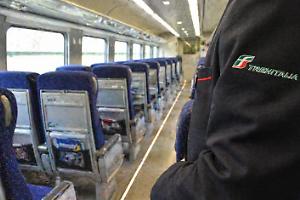 “Mi dia il biglietto”: follia sul treno, capotreno aggredito a testate da un passeggero