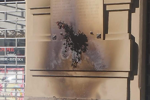 Targa partigiana bruciata a Torino: il 25 aprile si trasforma in scontro totale