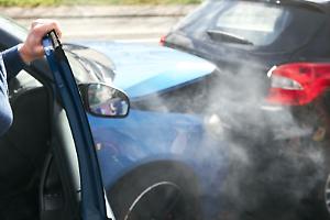 Schianto all’alba in corso Potenza: 30enne grave dopo l’impatto contro un palo