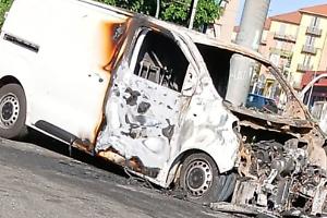 Furgone in fiamme nella notte a Torino: paura in piazza Sofia, indagini sulle cause