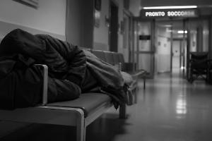 Non si dorme solo sotto i portici di via Torino. C'è chi passa la notte anche sulle panche del Pronto Soccorso